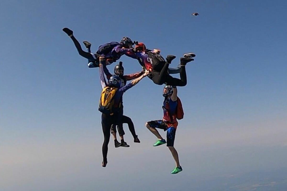 Group of licensed skydivers in a hybrid skydiving formation.