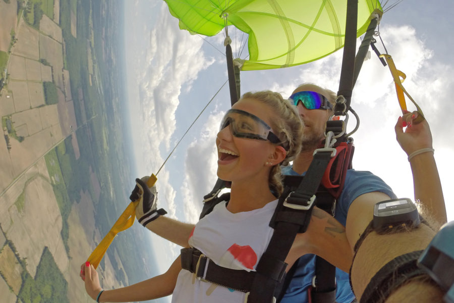 Tandem student learns how a parachute works first hand